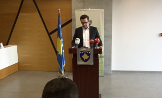 Besian Mustafa flet pas arrestimit të zyrtarëve të ministrisë që drejton