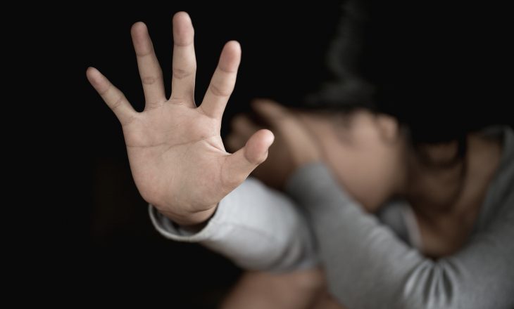 Një femër dhunohet seksualisht në shtëpinë e saj