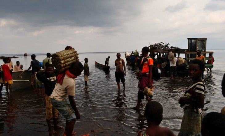 Në Republikën Demkratike të Kongos, nga fundosja e anijes humbin jetën 60 persona në liqen
