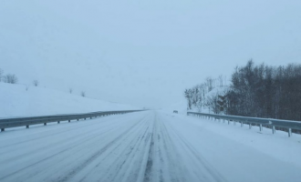 “Rruga e Kombit” e pa pastruar nga bora, vështirësohet qarkullimi