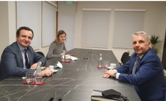 Ambasadori gjerman ia uron Kurtit fitoren