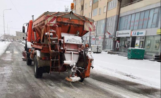 Reshjet e borës vështirësojnë lëvizjen në rrugët e Drenasit