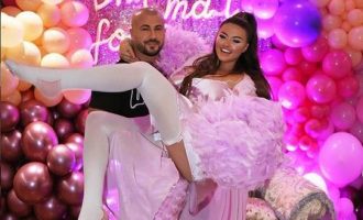 Pas rikuperimit, Enca publikon pamje tronditëse të këmbës së thyer