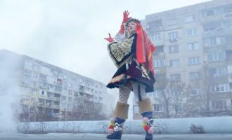 Rita Ora në veshje kombëtare – ndiqni videoklipin e saj të ri