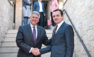 Ambasadori amerikan tregon se çfarë bisedoi me Albin Kurtin