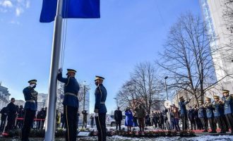 Ngritet flamuri i Kosovës nga Garda e FSK-së para Qeverisë