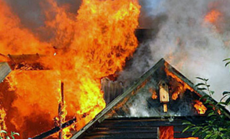 Një shtëpi në Prishtinë përfshihet nga zjarri