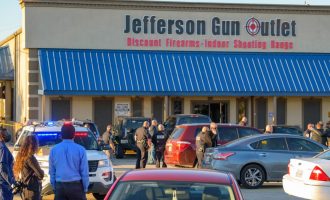Nga të shtënat me armë zjarri në dyqanin e armëve në Louisiana, tre persona mbeten të vrarë