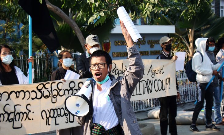 Ushtria në Mianmar ka bllokuar Facebook dhe media tjera sociale ndërsa ka arrestur tre protestues