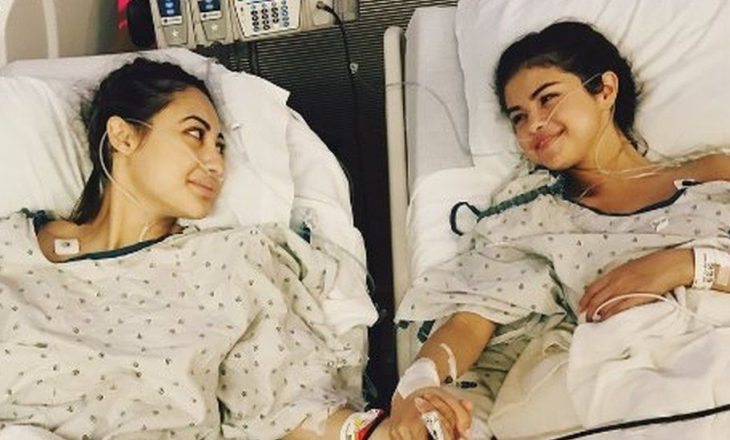 Shfaqja kineze tallet me fotografinë e Selena Gomez në spital