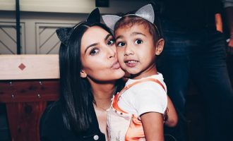 Interneti nuk mund të besojë se këtë pikturë e bëri vajza e Kim Kardashian
