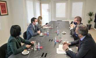 Kurti pret në takim Shefin e Zyrës së BE-së, flet për prioritetet e qeverisë së re