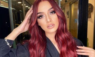 Kush po “llaston” Melisën me buqeta lulesh?