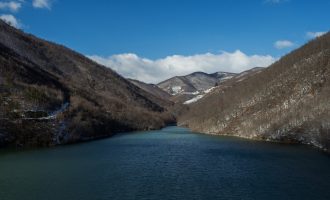 NYT: Si të bashkoni një Kosovë thellësisht të ndarë? Emërtojeni një liqen me emrin Trump