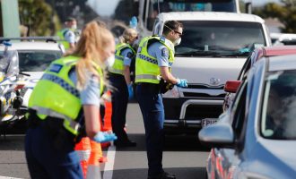 Zelanda e Re urdhëron qytetin e Auckland-it të futet në një bllokim të parakohshëm shkaku i rritjes së rasteve me Coronavirus