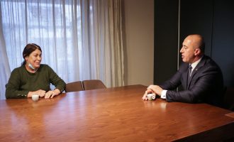 Haradinaj fillon ditën me nënën e tij