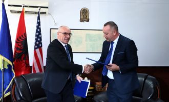 Nënshkruhen disa marrëveshje mes Ministrisë së Ekonomisë dhe Komunes së Deçanit
