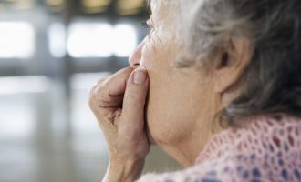 Djali i mitur sulmon fizikisht nënën e tij