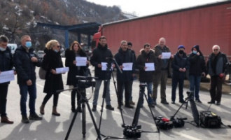 Gazetarët serbë protestojnë në kufirin Kosovë-Serbi për “shkeljen e lirisë së medias”