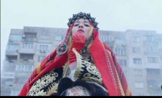 Duhet të shihni Rita Orën me veshje kombëtare në videoklipin e ri
