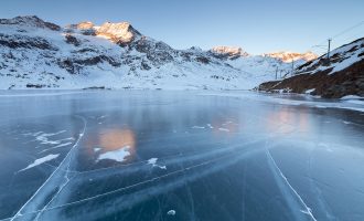 Katër persona humbin jetën nga thyerja e akullit në liqenin Vallsjon të Suedisë