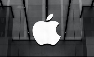 Apple bëhet kompania e parë në botë që kalon vlerën rekord