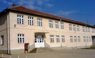 Nxënësit në Graçanicë protestojnë kundër arrestimit të shtatë të dyshuarve në rrahjen e djalit të Rashiqit