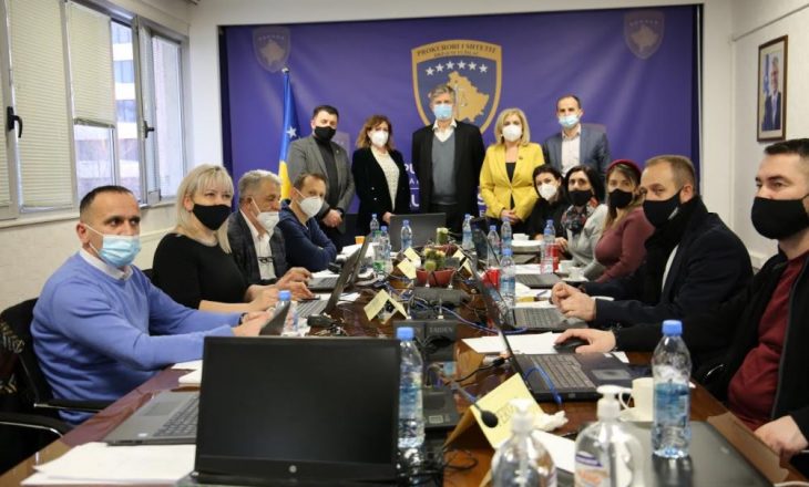Shefi i EULEX-it viziton dhomën operative të zgjedhjeve