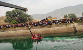 Raportohen 38 viktima dhe dhjetëra të zhdukur në Indi nga rënia e autobusit në një kanal