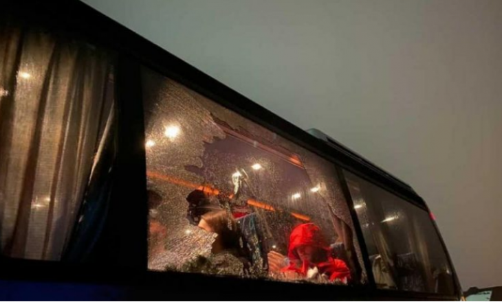 Sulmohet me gur dhe i thehen xhamat autobusit me kosovarë në Mal të Zi