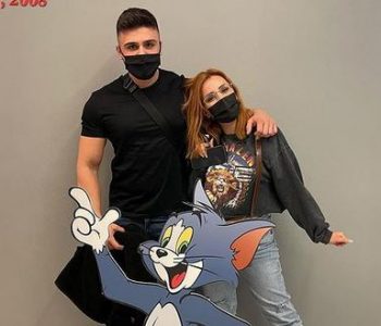 Ky detaj ka shtyrë ndjekësit të besojnë se Tea dhe Bearti janë fejuar