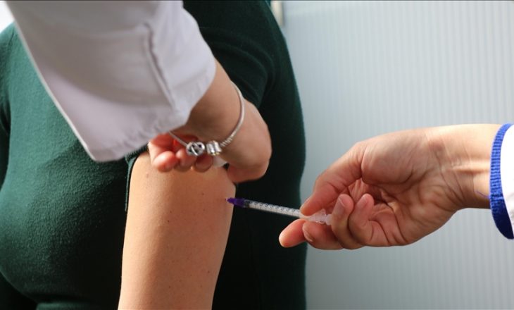Fillon vaksinimi në Maqedoninë Veriore, vaksinën e parë e merr një mjeke