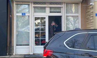 Ambasadori amerikan në selinë e Lëvizjes Vetëvendosje