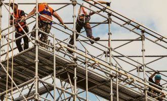 Bie nga lartësia e ndërtesës një person në Prishtinë