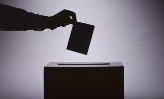 Aktori shqiptar i infektuar me COVID-19 voton nga shtëpia