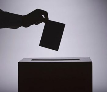 Aktori shqiptar i infektuar me COVID-19 voton nga shtëpia