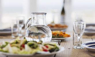 A duhet të pimë ujë teksa hamë ushqim?