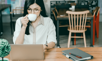 Arsyeja pse jeni më kreativ ulur në një kafene