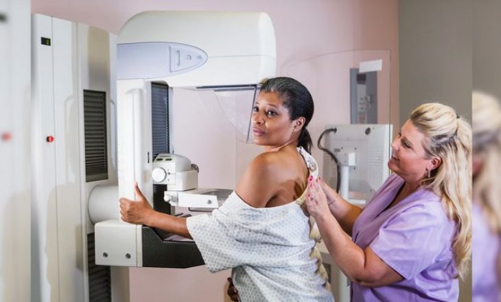 Paralajmërojnë mjekët: Mos caktoni mamografi afër vaksinës COVID-19