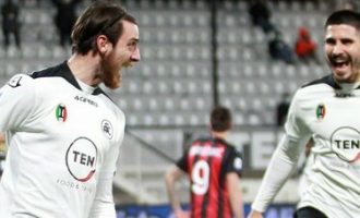 Ardian Ismajli me Spezia-n të fort për liderin, mposhtet Milan