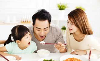 Pse japonezët nuk e shoqërojnë ushqimin me ujë?