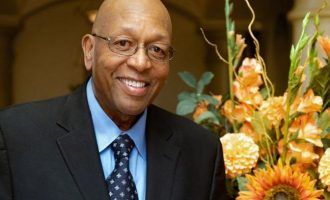 La universitetin për arsye financiare – sot, po të njëjtit universitet i dhuroi 20 milionë dollarë