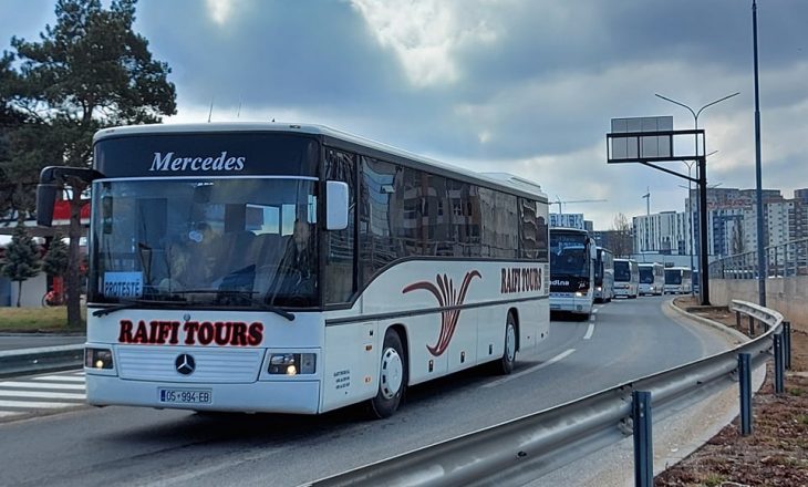 Kompanitë e udhëtimit bllokojnë rrugët e Prishtinës, duan mbështetje nga shteti
