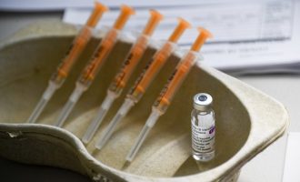 AstraZenenca: A është vaksinë efikase për të gjitha moshat?