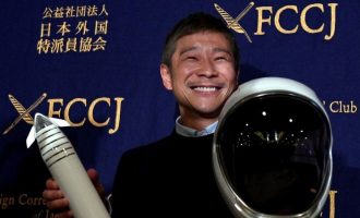 Miliarderi japonez kërkon 8 persona për të fluturuar në Hënë