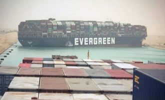 Kanali i Suezit bllokohet nga një anije e madhe