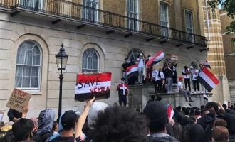 Protestuesit sulmojnë pallatin presidencial të Aden-it në Jemen