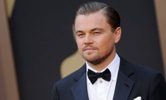 Leonardo DiCaprio ka një thirrje për politikanët shqiptarë