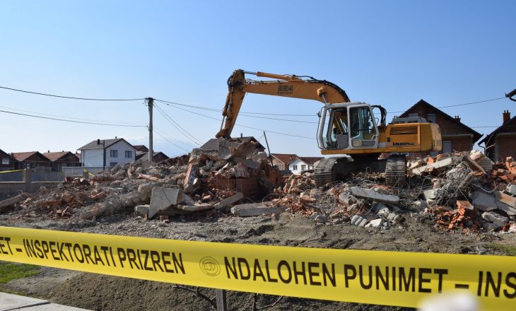 Rrënohen dy ndërtime pa leje në lagjen “Arbanë” të Prizrenit