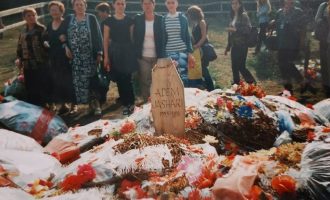 Publikohet foto e varrit të Adem Jasharit në vitin 2000